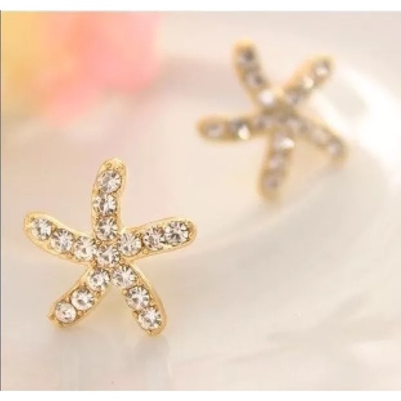 DAINTY Gold jewelry Pave Crystal Starfish Earrings - Picture 4 of 4